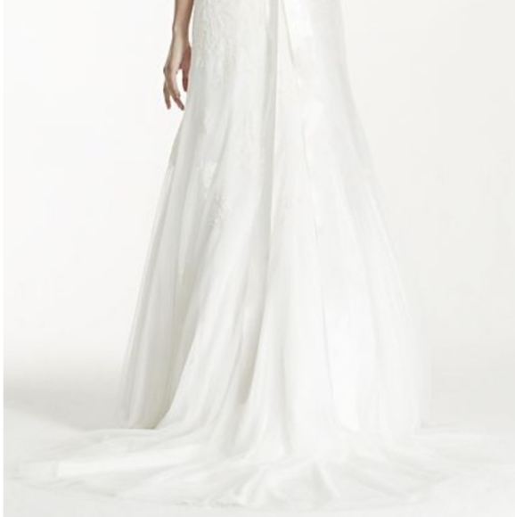 David's Bridal Cap Sleeve Lace Wedding Dress With Keyhole Back - Picture 6 of 6